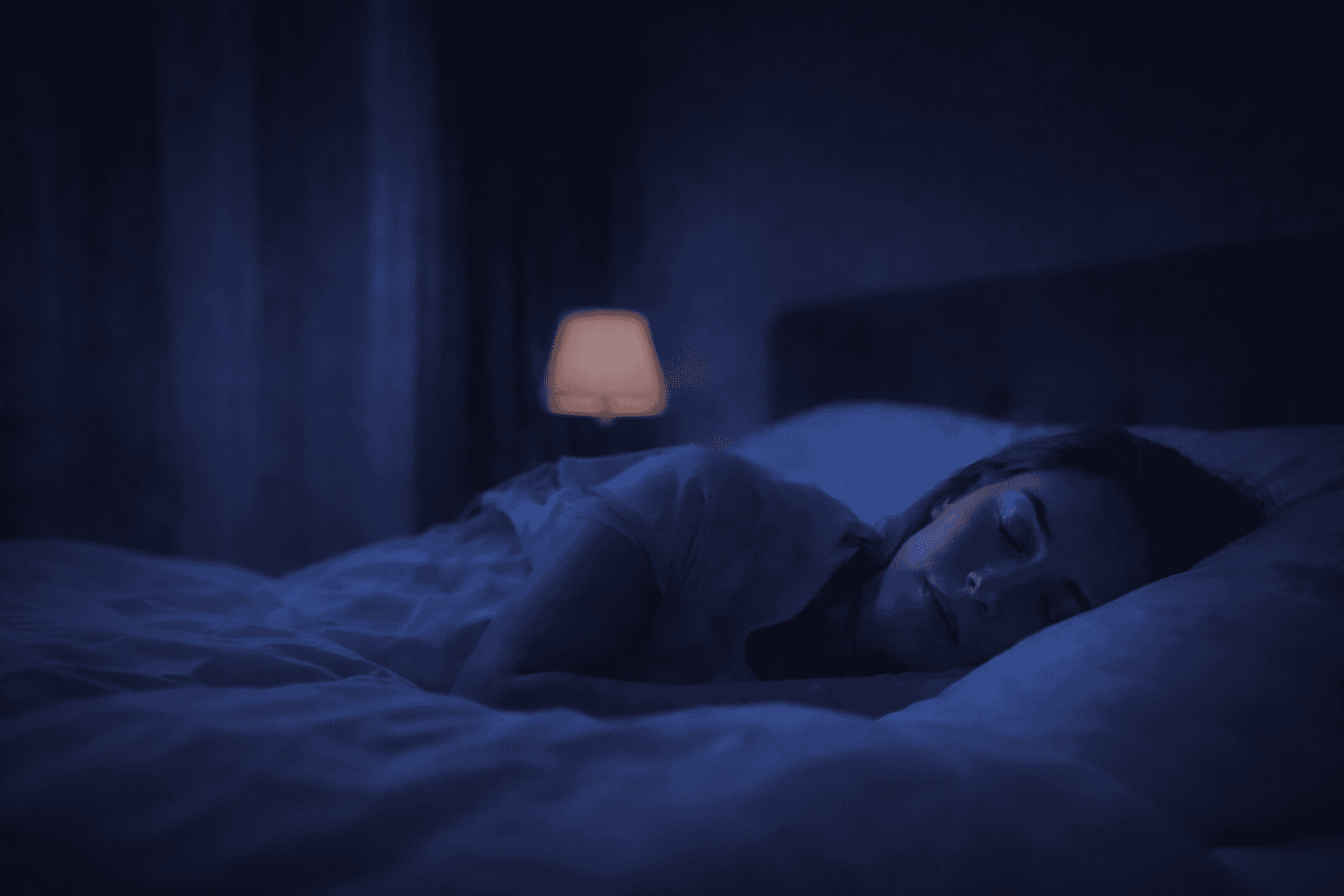 pessoa dormindo em quarto escuro representando melhor melatonina para dormir